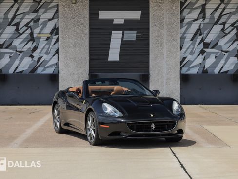 Used 2011 Ferrari California RWD image 1