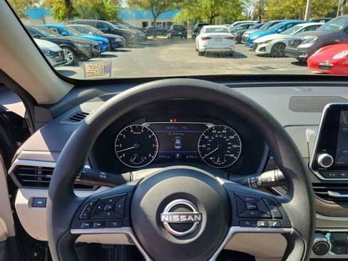 Used 2025 Nissan Altima 2.5 SV image 15