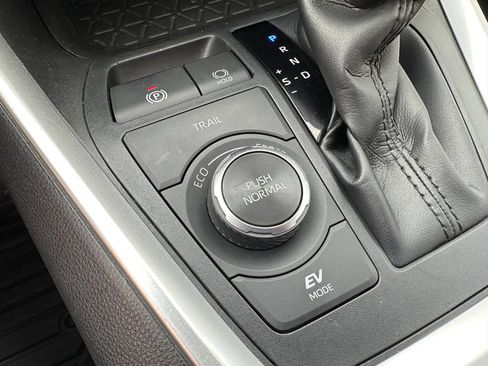 Used 2022 Toyota RAV4 XLE Premium image 21