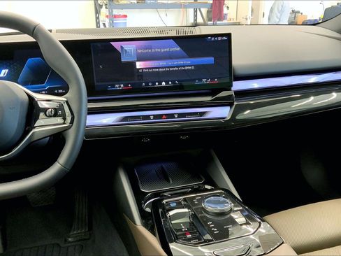 Used 2025 BMW i5 xDrive40 w/ Premium Package AWD/4WD image 15