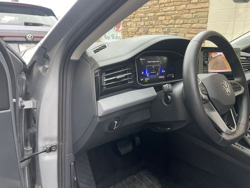 Used 2025 Volkswagen Jetta SE image 33