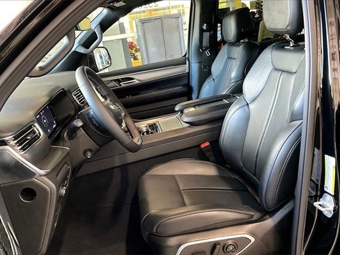 Used 2024 Jeep Wagoneer Series II image 3