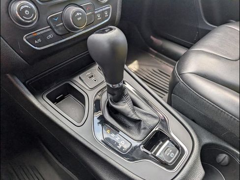 Used 2021 Jeep Cherokee Latitude Plus FWD image 19