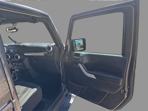 Used 2017 Jeep Wrangler Unlimited Sahara AWD/4WD image 37