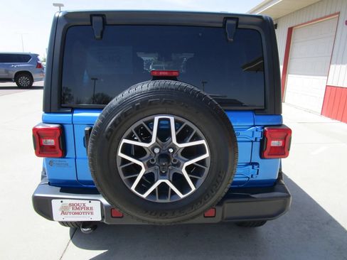 Used 2024 Jeep Wrangler Unlimited Sahara AWD/4WD image 8