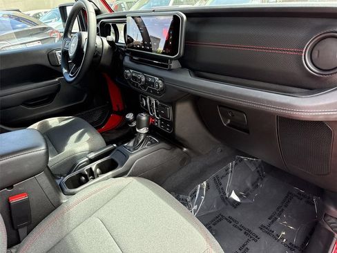 Used 2025 Jeep Wrangler Unlimited Rubicon AWD/4WD image 26