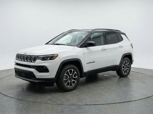 Used 2025 Jeep Compass Trailhawk image 3