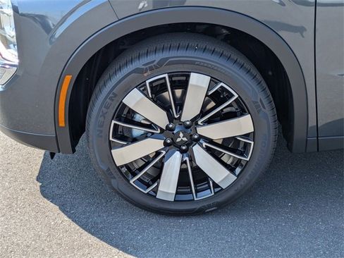 New 2025 Mitsubishi Outlander SE image 9