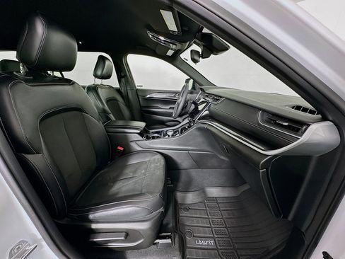 Used 2023 Jeep Grand Cherokee L Laredo image 32