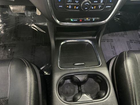 Used 2017 Dodge Grand Caravan SXT w/ Driver Convenience Group image 18