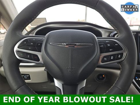 Used 2024 Chrysler Pacifica Touring-L image 19