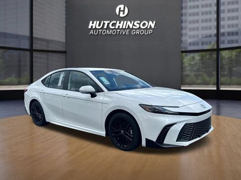 Used 2025 Toyota Camry SE FWD image 1