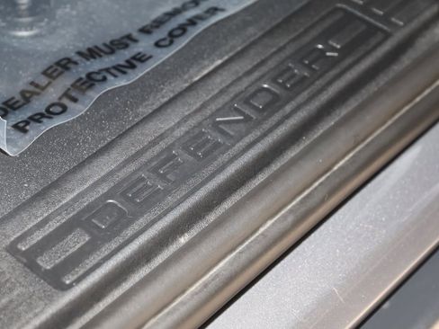 Used 2023 Land Rover Defender 110 SE image 14