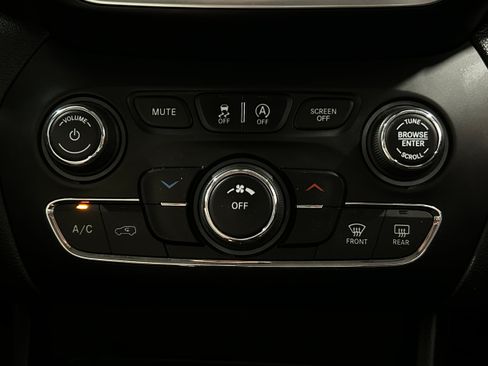 Used 2019 Jeep Cherokee Latitude Plus AWD/4WD image 11