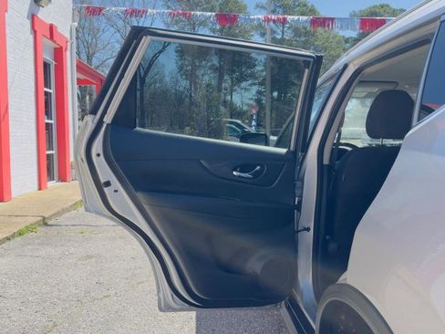 Used 2017 Nissan Rogue SV w/ SV Premium Package image 23