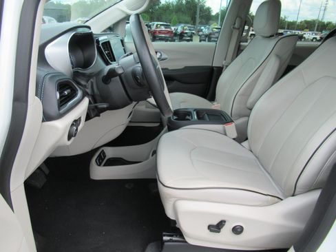 Used 2017 Chrysler Pacifica Platinum FWD image 22