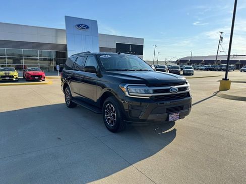 Certified 2024 Ford Expedition XLT image 3