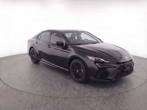 Used 2025 Toyota Camry SE image 3