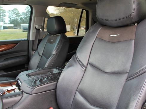 Used 2017 Cadillac Escalade Luxury image 23