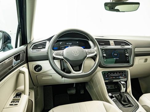 Used 2023 Volkswagen Tiguan SE w/ Panoramic Sunroof Package FWD image 34