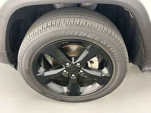 Used 2023 Jeep Grand Cherokee Altitude image 11