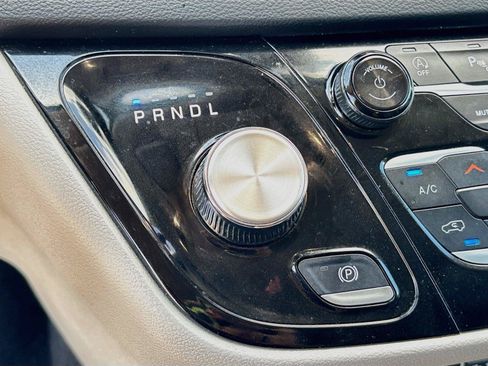 Used 2023 Chrysler Pacifica Touring-L FWD image 16
