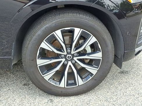 Used 2023 Volvo XC60 B5 Plus image 8
