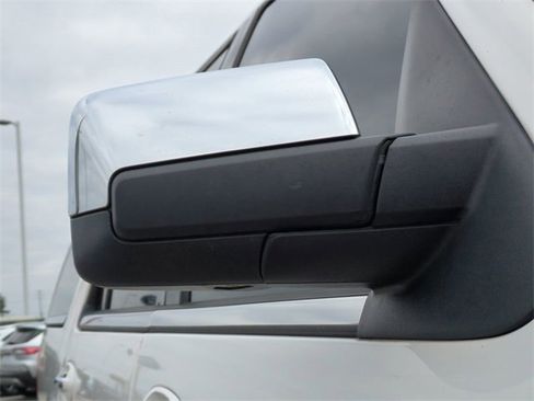 Used 2016 Lincoln Navigator Select image 12