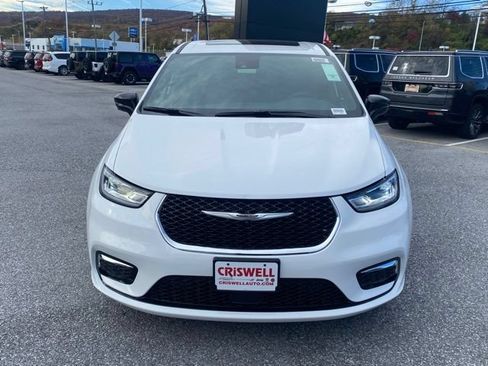 New 2026 Chrysler Pacifica Limited FWD image 10