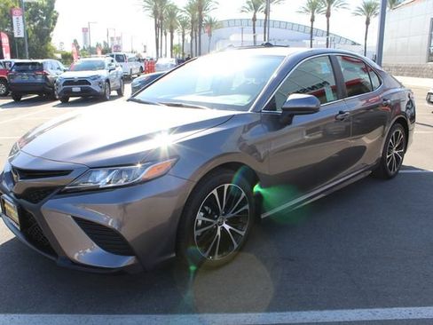 Used 2020 Toyota Camry SE FWD image 5