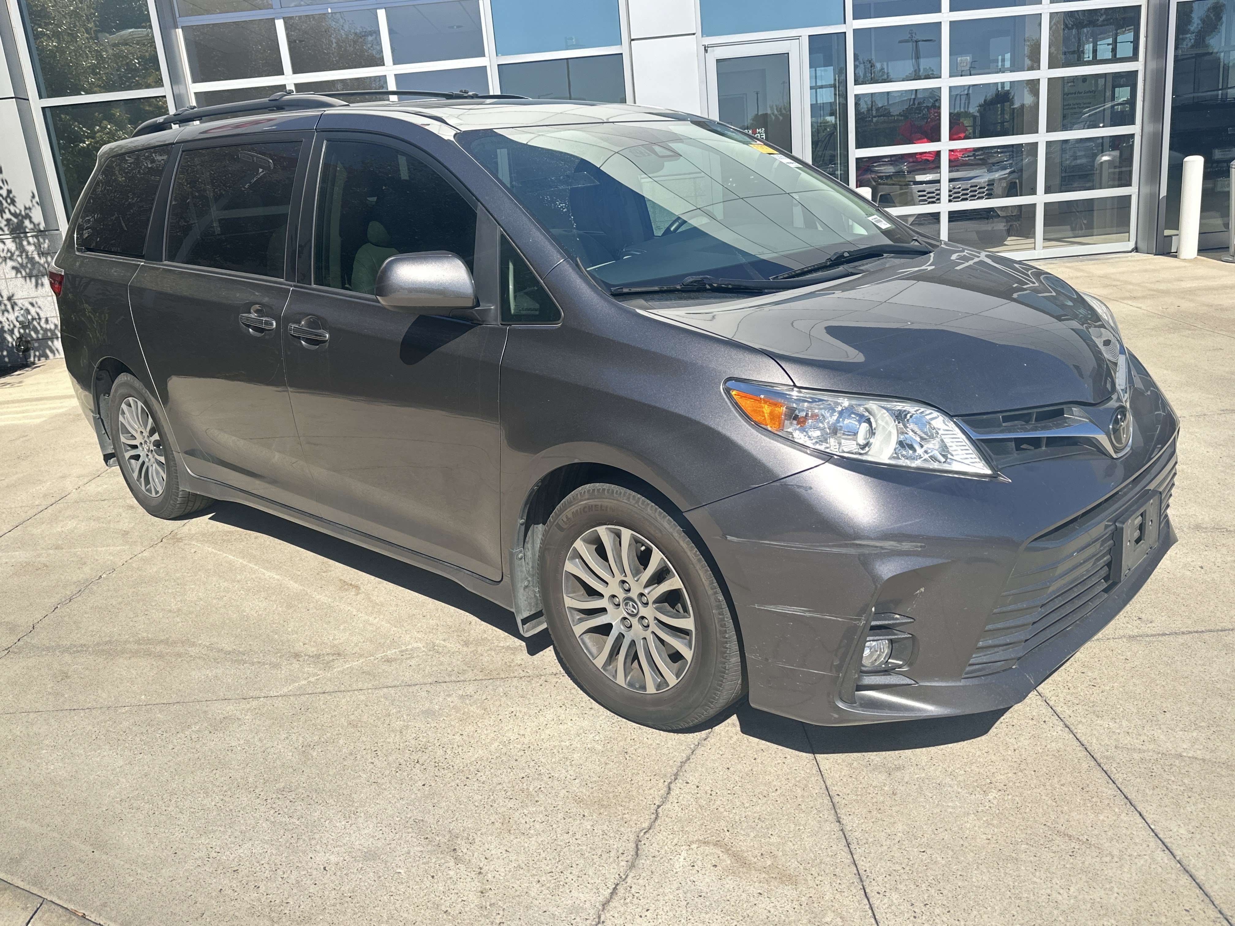 Used 2018 Toyota Sienna XLE w/ XLE Navigation Package FWD image 2