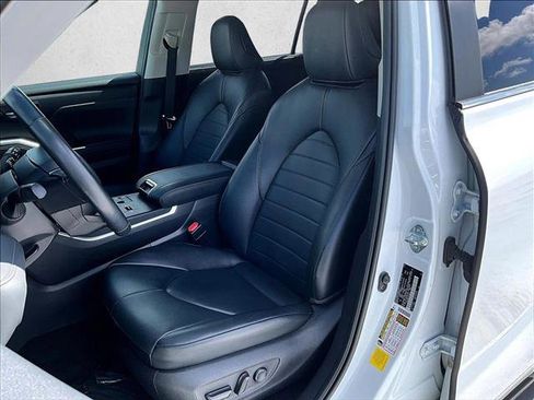 Used 2024 Toyota Highlander XLE FWD image 27