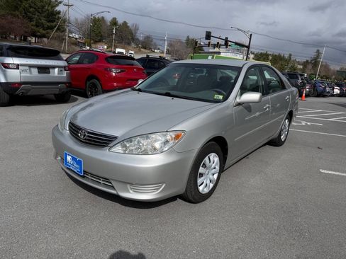 Used 2005 Toyota Camry image 2