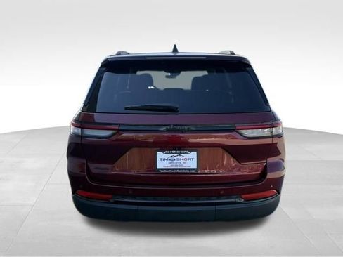 Used 2025 Jeep Grand Cherokee Altitude AWD/4WD image 10