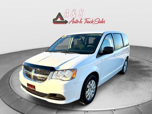 Used 2018 Dodge Grand Caravan SE w/ UConnect Hands-Free Group image 3