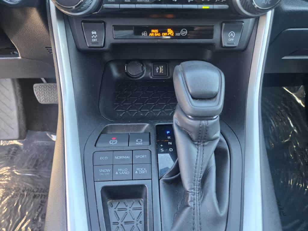 Used 2025 Toyota RAV4 XLE AWD/4WD image 15