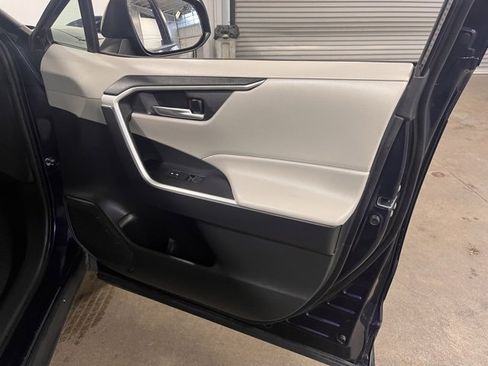 Used 2021 Toyota RAV4 XLE Premium image 12