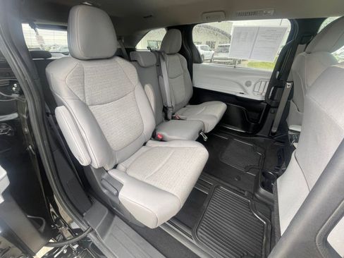 Used 2025 Toyota Sienna LE image 14