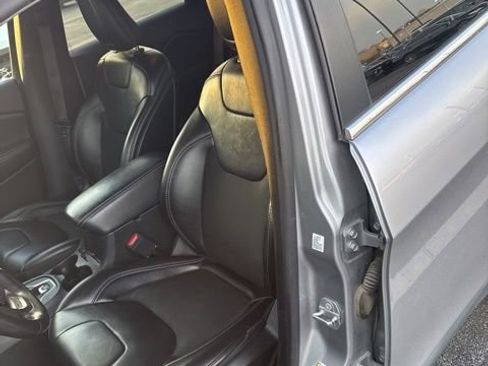 Used 2019 Jeep Cherokee Latitude Plus image 10