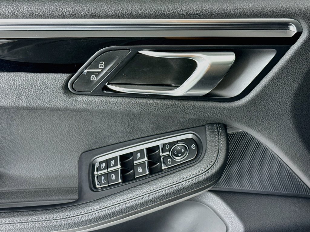 Certified 2023 Porsche Macan Turbo AWD/4WD image 11