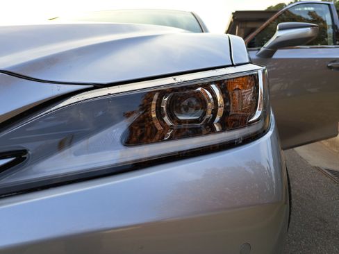 Used 2025 Lexus ES 300h w/ Premium Package image 33