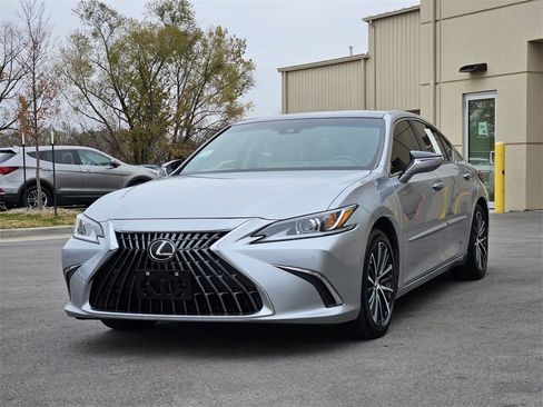 Used 2023 Lexus ES 350 Luxury image 2