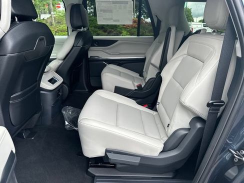 New 2026 Lincoln Navigator L Premier AWD/4WD image 21