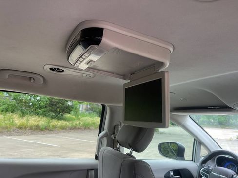 Used 2020 Chrysler Voyager LX w/ Cold Weather Group FWD image 22