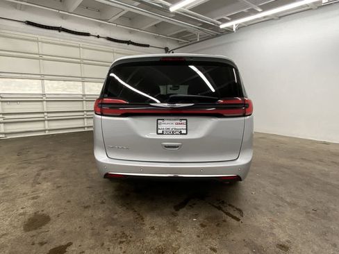 Used 2024 Chrysler Pacifica Touring-L FWD image 5