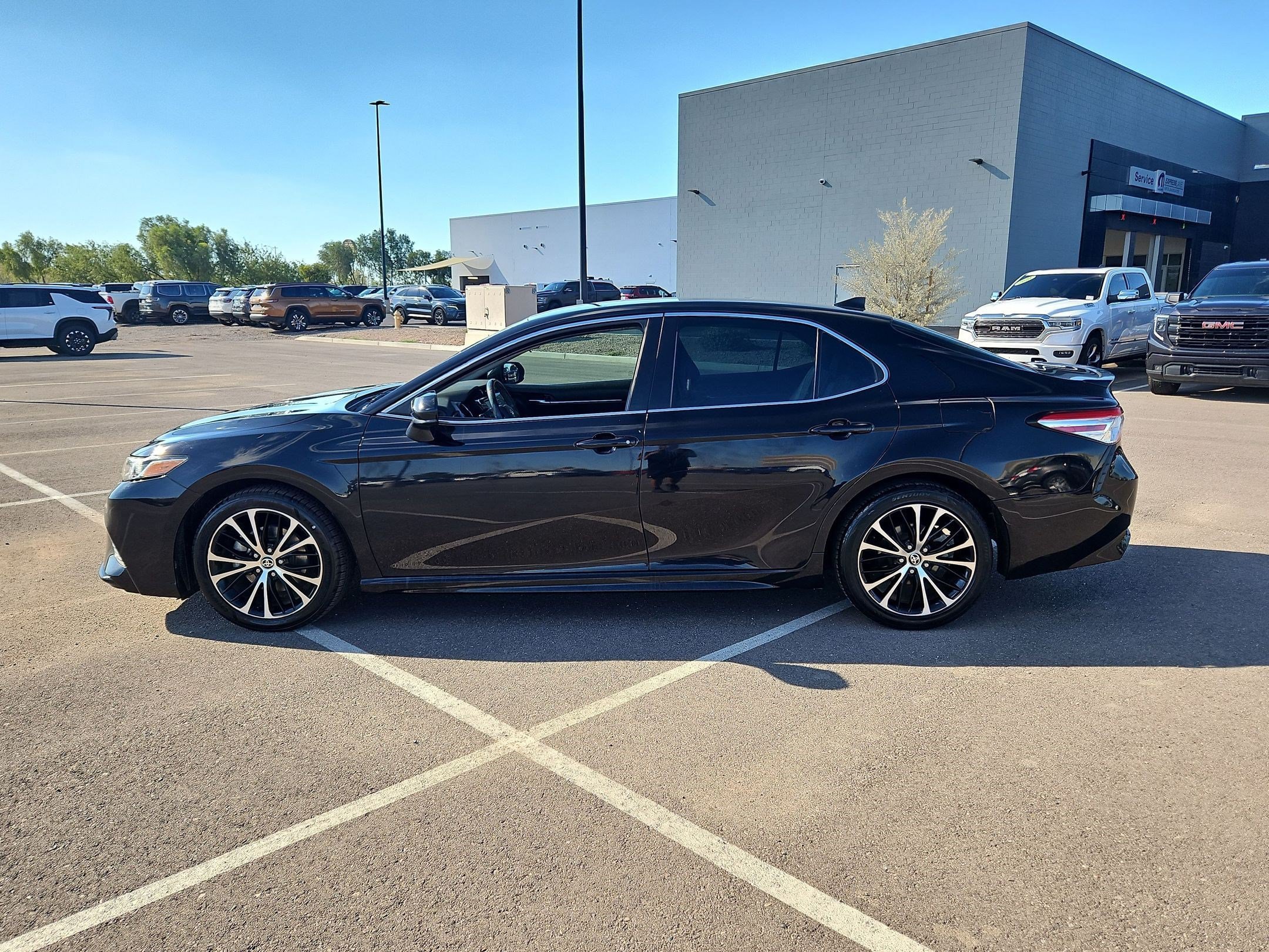 Used 2020 Toyota Camry SE FWD image 2
