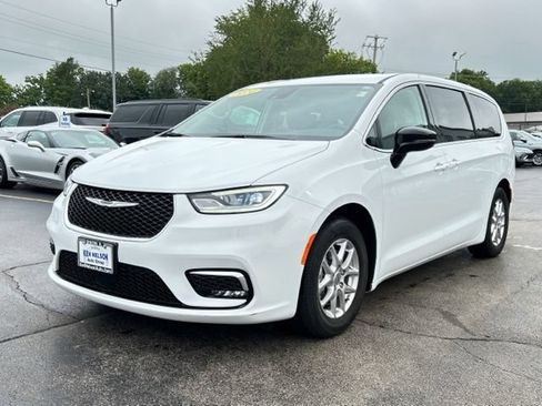 Used 2024 Chrysler Pacifica Touring-L w/ Uconnect Theater Family Group FWD image 5