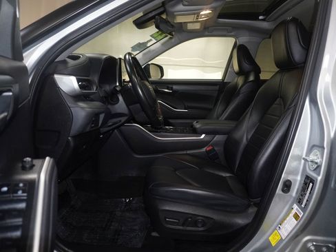 Used 2022 Toyota Highlander XLE image 14