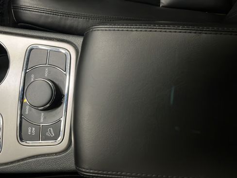 Used 2018 Jeep Grand Cherokee Limited AWD/4WD image 19