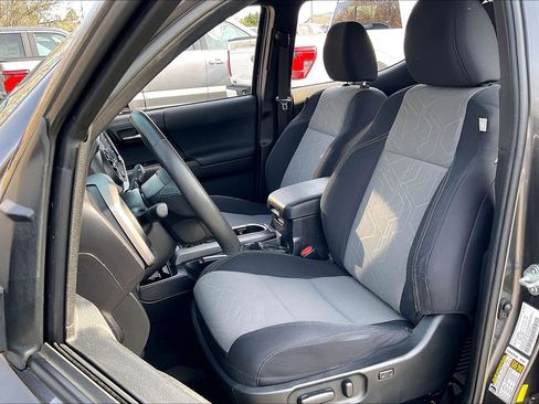 Used 2022 Toyota Tacoma TRD Sport w/ Technology Package image 24